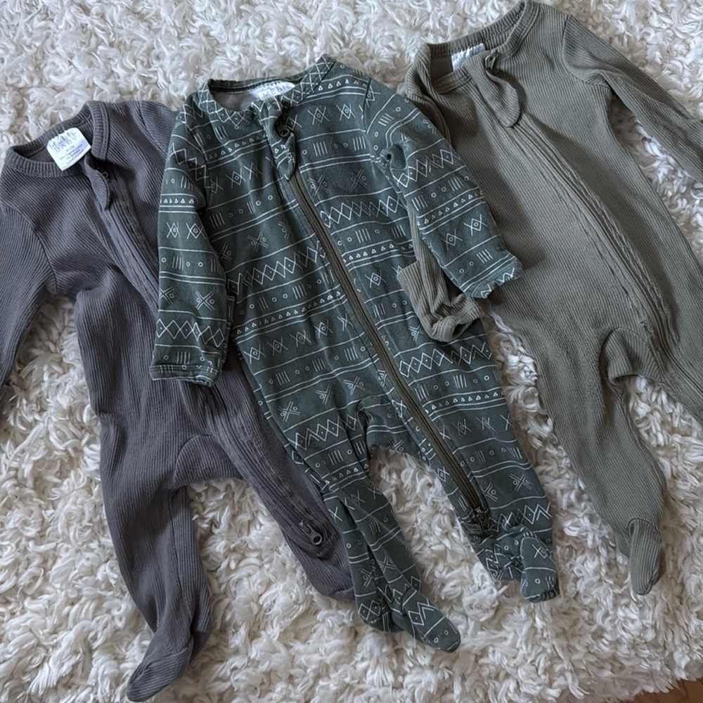 0-3mo Mebie Baby Zipper Footie Pajamas, set of 3 cute neutral colors!
